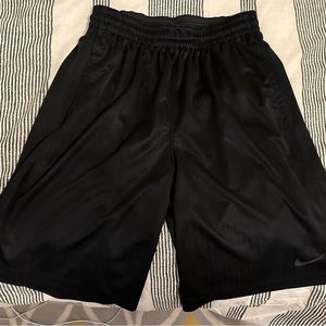 Nike size large men’s black basketball shorts